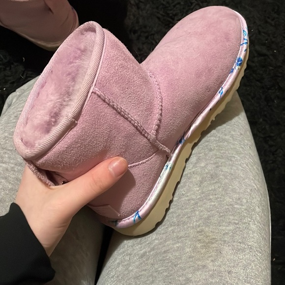 Uggs - Picture 1 of 3